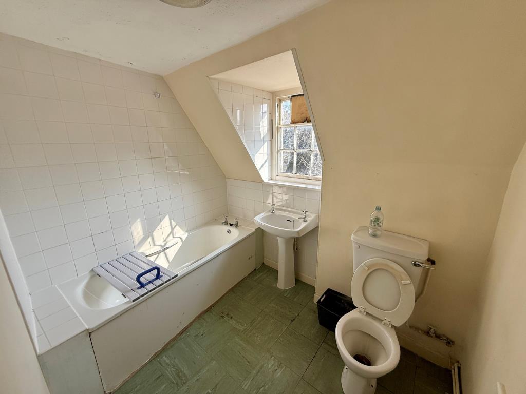 Lot: 161 - TWO-BEDROOM FLAT FOR IMPROVEMENT - Bathroom with W.C.